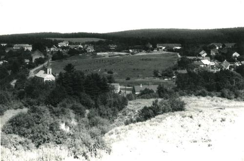 Pohled od&nbsp;Bučiny na&nbsp;zavežený lom uprostřed obce - 1988